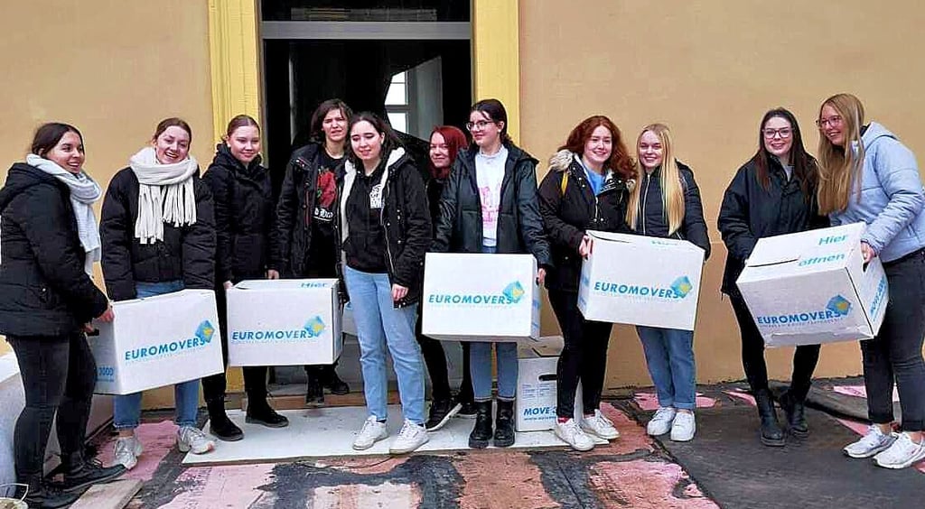 Schüler des Gymnasiums Carolinum helfen beim Transport der Bücher in das neue Museum Schloss Bernburg.