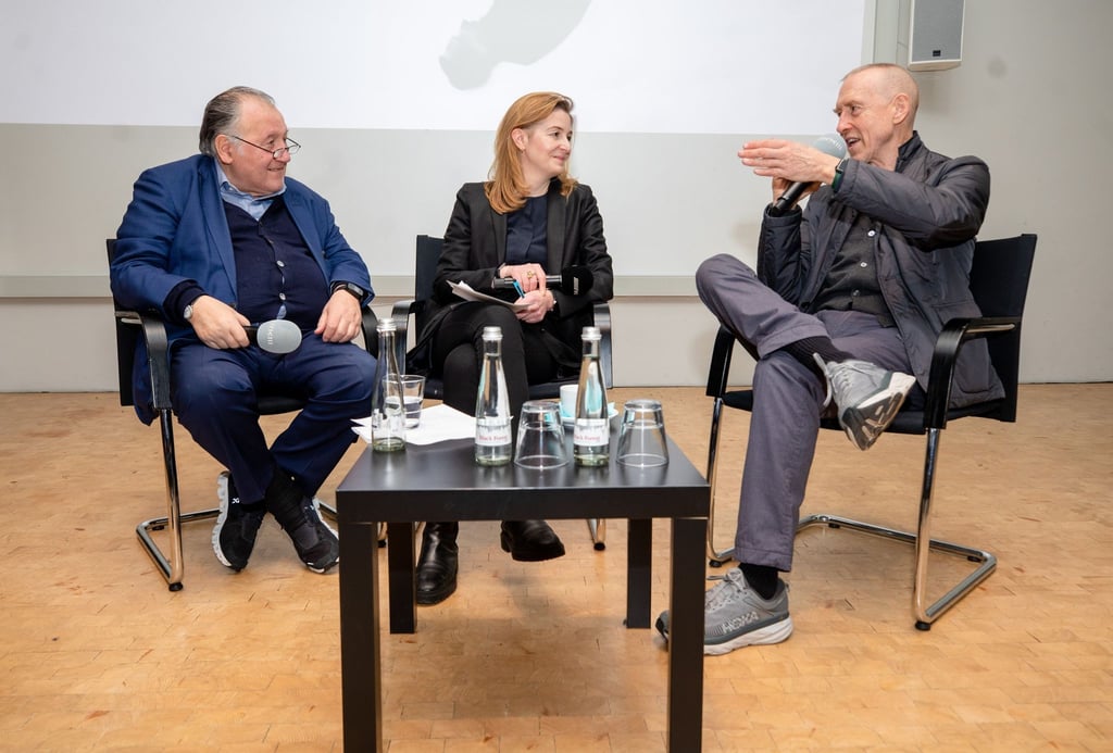 Choreograf William Forsythe (r) spricht bei einem Pressetermin im Karlsruher Zentrum für Kunst und Medien (ZKM) neben Kunsthistorikerin Margit Rosen (M) und ZKM-Leiter Peter Weibel (l) über seine Arbeit.