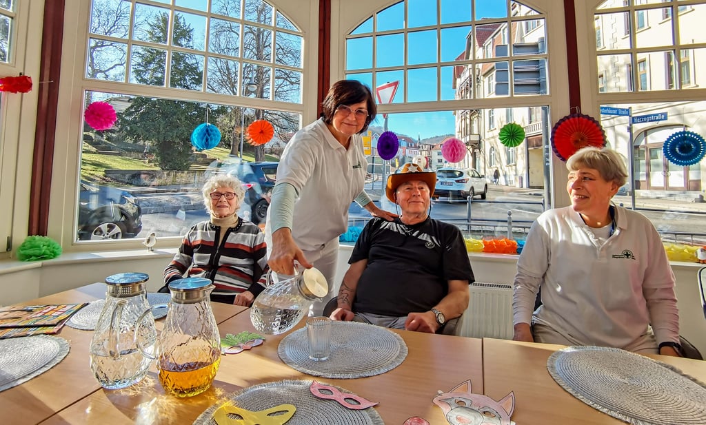 Gemütliche Runde in der neu eingerichteten Tagespflege im Blankenburger Forsthaus. Dort können sowohl Mieter des Hauses, aber vor allem Gäste aus Blankenburg und den umliegenden Orten die vielfältigen Betreuungsangebote wahrnehmen. Dafür sorgen Kerstin Altermann (2. von links) und ihr Team. Sie haben den Pavillon auch gemeinsam für den Rosenmontag herausgeputzt.