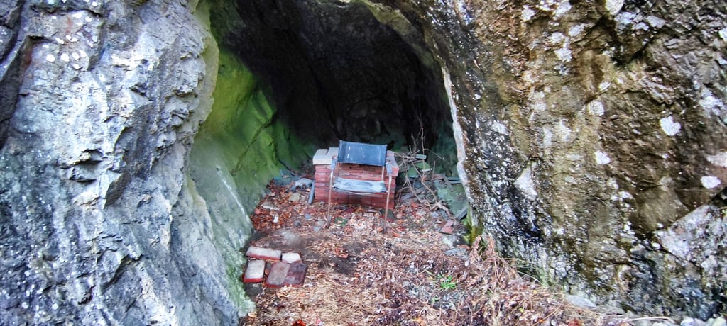 Ein angerosteter Freischwinger steht in der kleinen Höhe, die zur Zwergenmine bei Rübeland gehört.