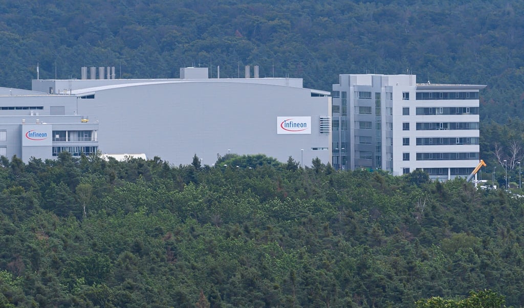 Blick auf das Firmengebäude von Infineon in Dresden.
