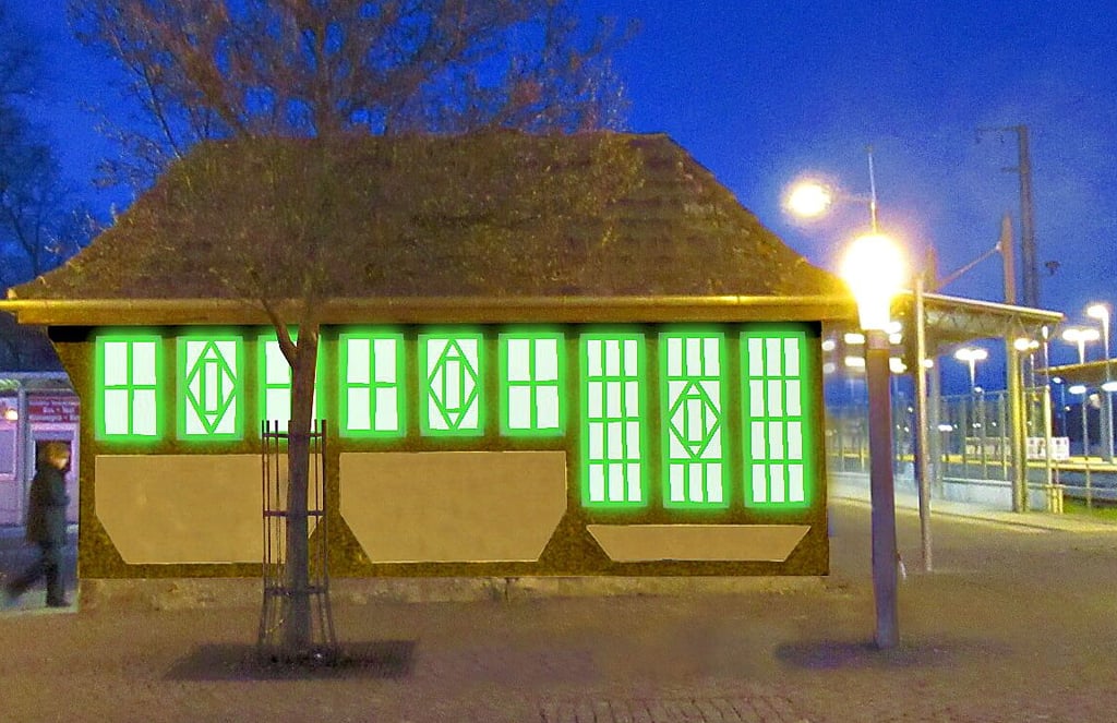 Wie hier in Grün könnte das Tunnelhäuschen am Hauptbahnhof Stendal auch in anderen Farben einmal leuchten. Die Stadt will das Baudenkmal abreißen.