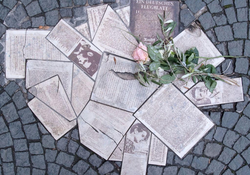 Erinnerung an die Geschwister Scholl und ihre Mitstreiter: Flugblätter der „Weißen Rose“ als Denkmal in den Boden eingelassen vor dem Eingang der Ludwig-Maximilians-Universität.