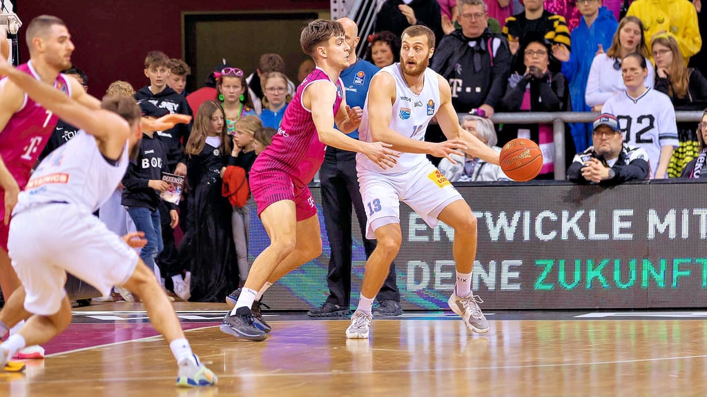 Radii Caisin (r.) erzielte neun Punkte gegen die Telekom Baskets Bonn.