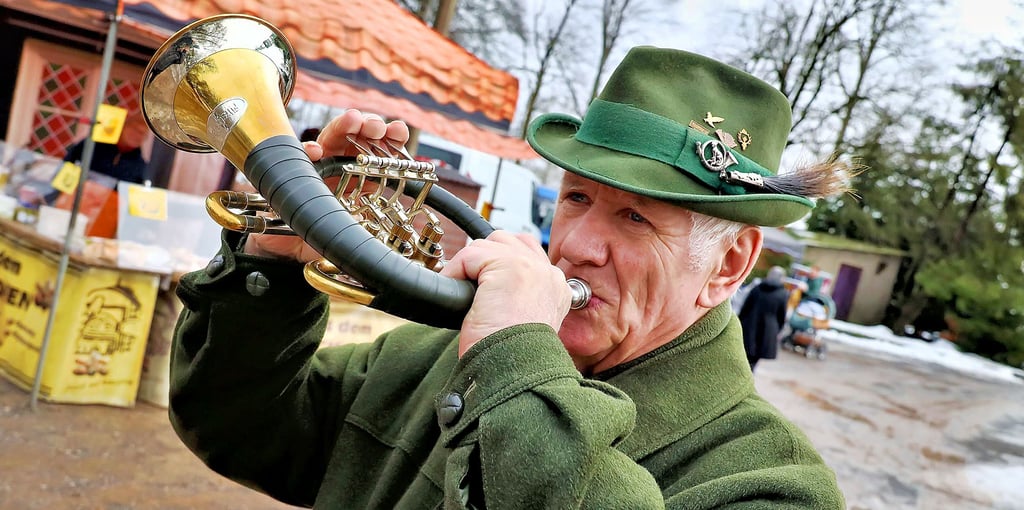 Der Uftrunger Hartmut Wernecke gehört seit 1975 zu den Stolberger Jahdhornbläsern.