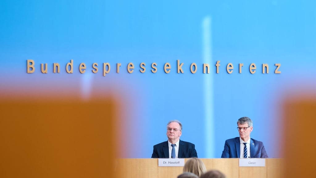 Sachsen-Anhalts Ministerpräsident Reiner Haseloff (CDU, l) und Halles amtierender Bürgermeister Egbert Geier (SPD).
