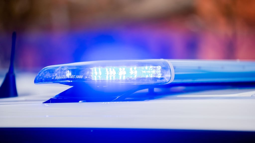 Das Blaulicht eines Polizeifahrzeuges leuchtet.