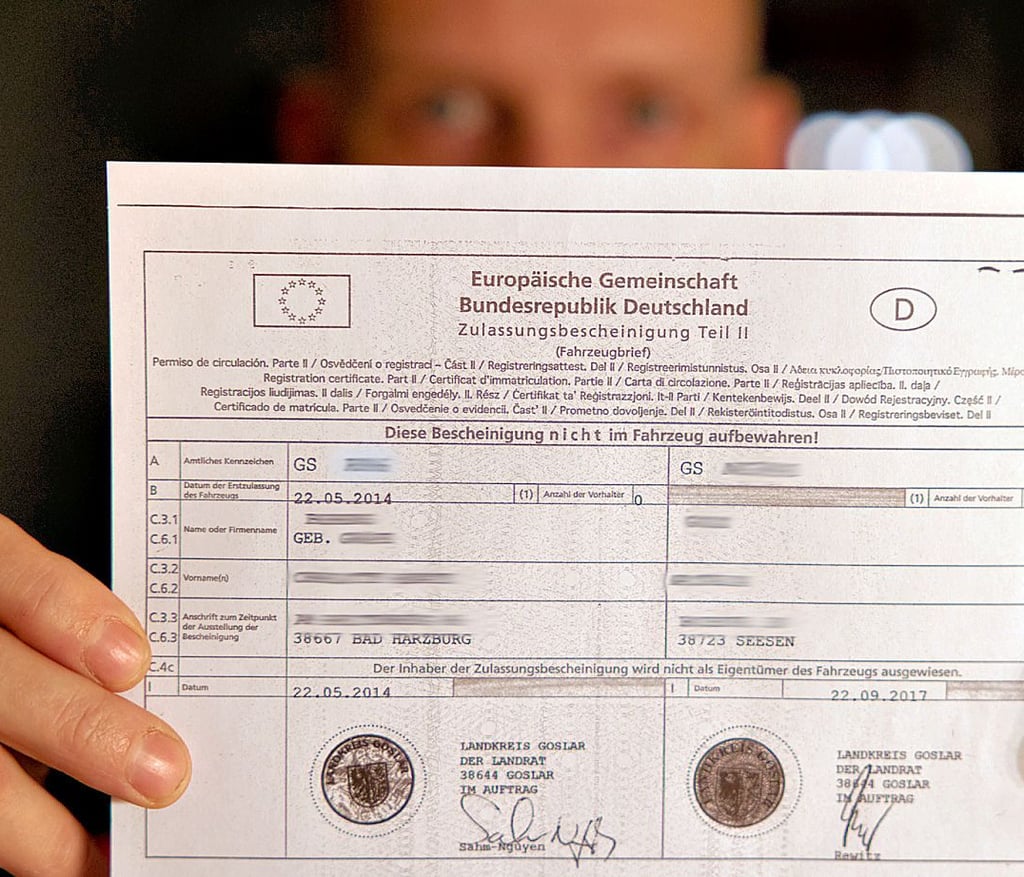Thomas Schneider hat diesen Fahrzeugbrief (hier die Kopie) für sein finanziertes Auto von der Bank zugeschickt bekommen. Er gehört aber zum Fahrzeug einer Frau aus Goslar.