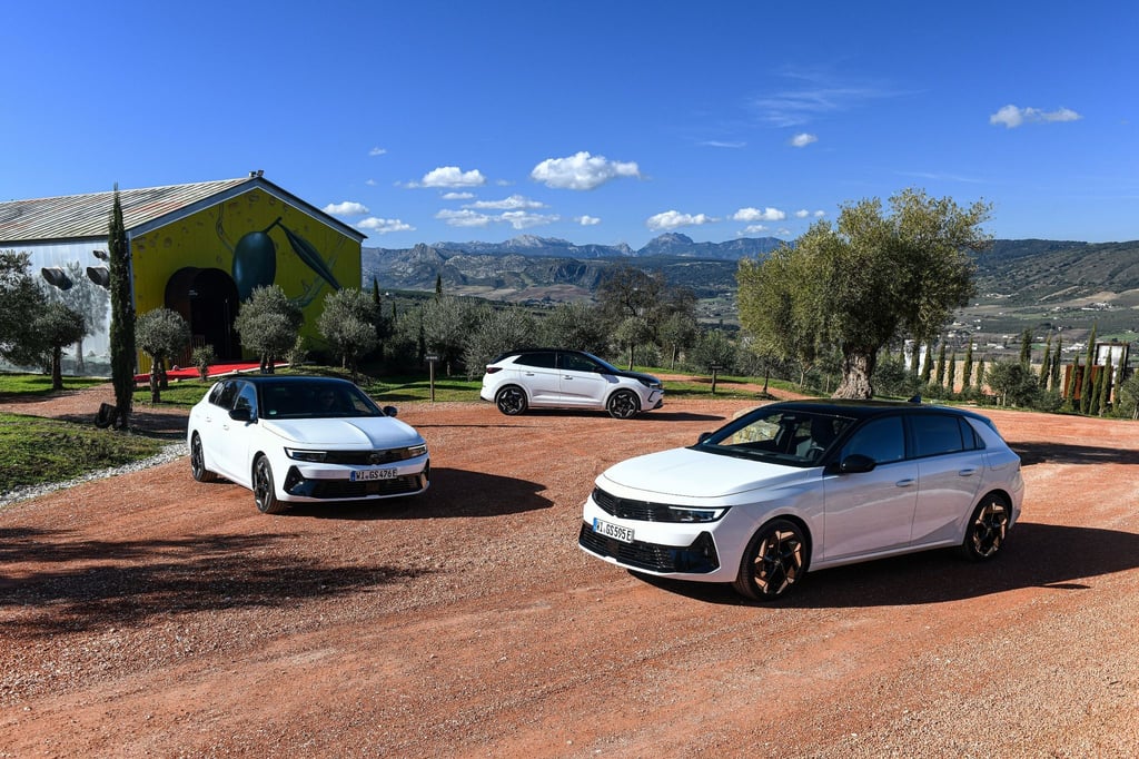 Sportliche Familie aus Rüsselsheim: Opel verleiht Astra, Grandland und Astra Sports Tourer das sportliche Kürzel GSe (von links nach rechts).