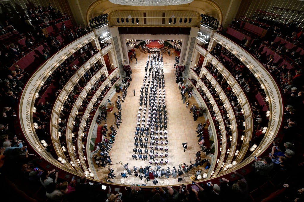 Debütantenpaare befinden sich in der Wiener Staatsoper während der Generalprobe für den Opernball.