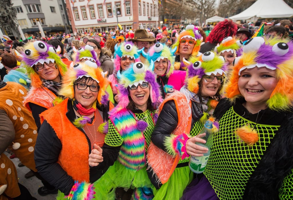 Eine Gruppe Frauen in Fantasiekostümen feiert ausgelassen in Mainz.
