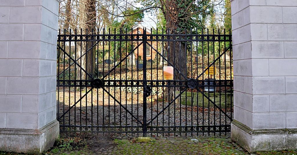 Am Eingangstor des Gertraudenfriedhofs ist ein Schild angebracht, dass der Friedhof nicht begehbar ist.