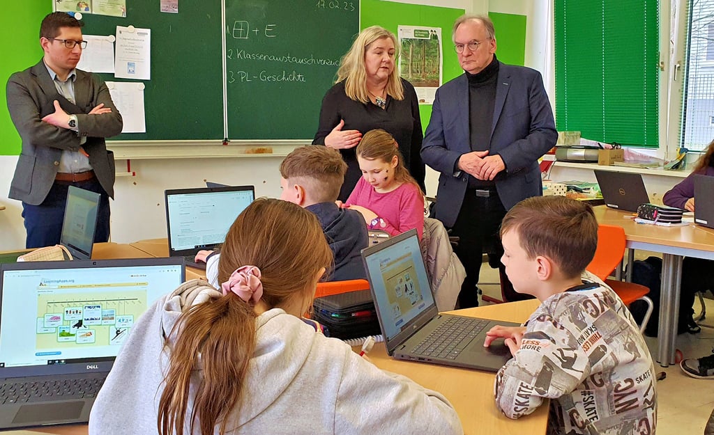 Die Leiterin der Lessing-Ganztagsschule, Heike Herrmann, erklärte Ministerpräsident Reiner Haseloff, wie das Projektlernen funktioniert. Mit dieser Unterrichtsform, bei der die Kinder selbstständiges Arbeiten lernen, und mit weiteren innovativen Methoden wird die Unterbesetzung bei den Lehrkräften ausgeglichen.