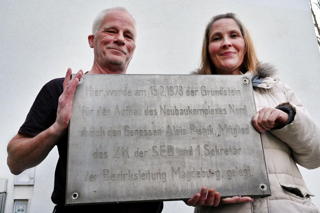 Marcel Härtel und Anke Grupe mit der Gedenktafel zur Grundsteinlegung für das Wohngebiet Magdeburg-Nord.