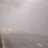 Im dichten Nebel fährt ein Auto auf der Landstraße. Das Herbstwetter sorgt wieder für neue Gefahren auf den Straßen. dpa-Bildfunk