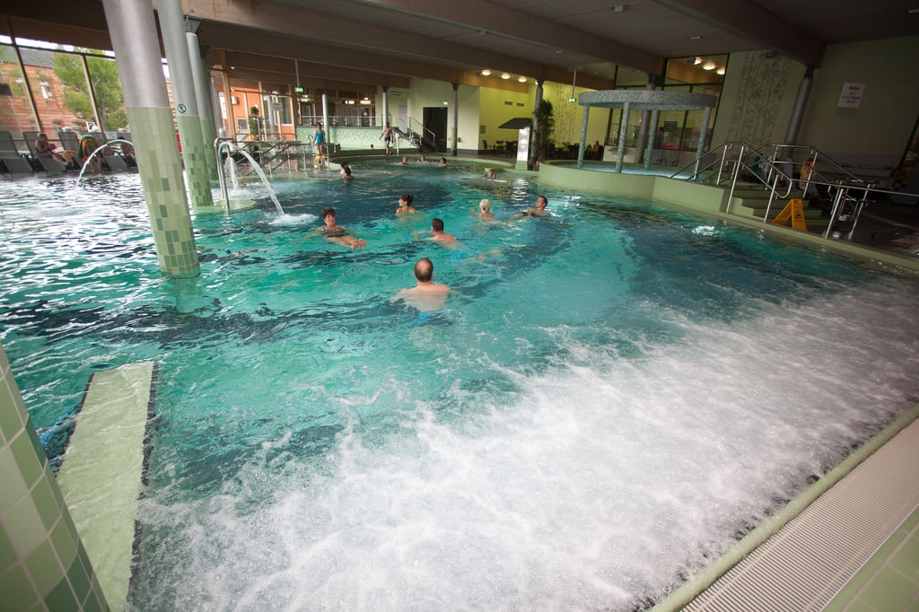 Um Energie einzusparen, wurden in zahlreichen Bädern in ganz Deutschland die Temperaturen von Wasser und Raumluft reduziert – und so auch im Solequell oder in der Schönebecker Volksschwimmhalle. Doch ist das jetzt noch nötig?