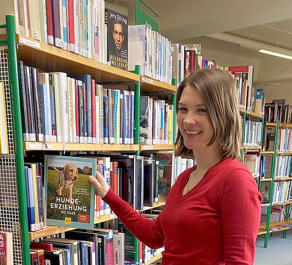 Laura Zerneke mit dem immer gern ausgeliehenen Sachbuch „Hundeerziehung mit Spaß“ von Katharina Schlegl-Kofler.