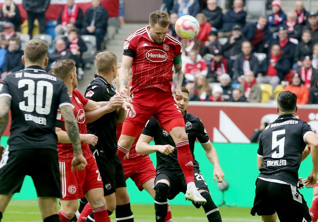 Lufthoheit und am Ende der Sieg: Düsseldorfs Andre Hoffmann (M) beim Kopfball.