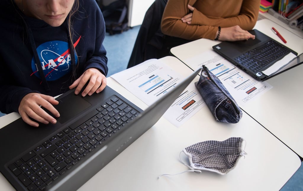 In der Grund- und der Sekundarstufe zeigen Jungen keine bessere Leistung in Mathe oder Informatik als ihre Mitschülerinnen. Doch für einen Mint-Studiengang entscheiden sich nur wenige junge Frauen.
