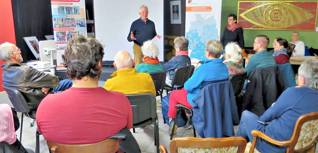 Architekt Andreas Möhlmann kündigt beim Engagement-Auftakt der Freiwilligen-Agentur Altmark in der Kleinen Markthalle in Stendal die Informationsveranstaltung der Initiativgruppe für den 24. Februar an.