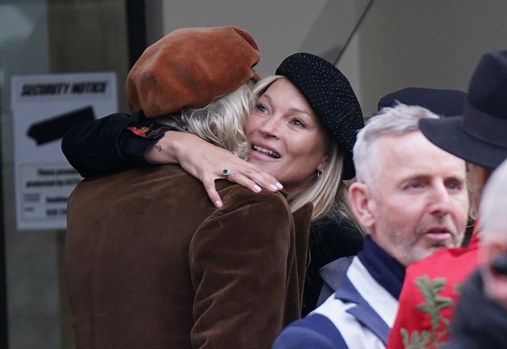Auch Musiker Bob Geldof (l) und Model Kate Moss kamen zum Gedenkgottesdienst zu Ehren der britischen Modedesignerin Vivienne Westwood in der Southwark Cathedral in London.