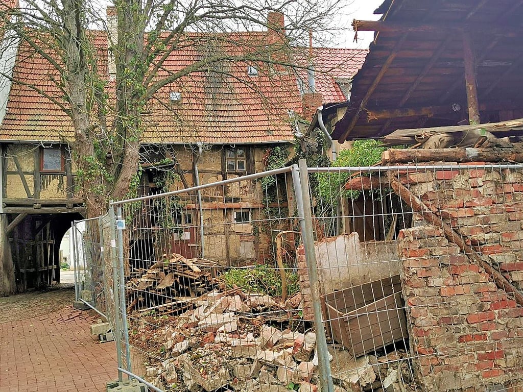 Auf dem Hof des Ratsfischerhauses wurden bereits Sicherungsmaßnahmen vorgenommen – nicht historische Gebäude werden abgerissen.