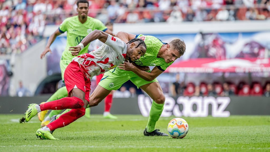 Christopher Nkunku im Hinspiel gegen Wolfsburgs Verteidiger Micky van den Ven.