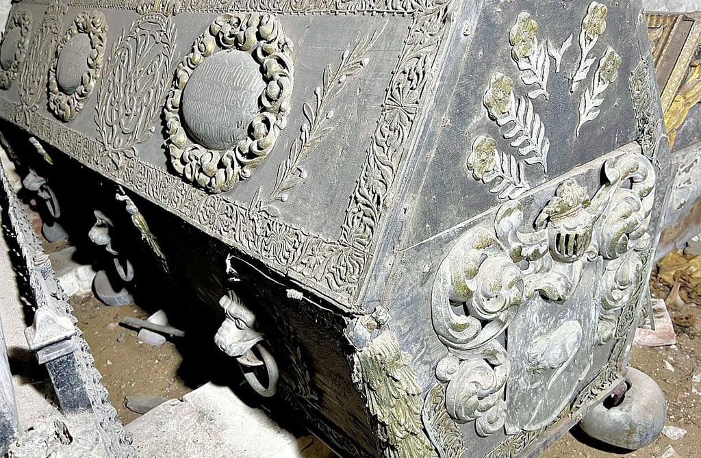 Besonders eindrucksvoll ist der Sarg von Hans Katt, welcher 1684 verstarb. Sein Epitaph steht in der Wuster Kirche rechts vorm Altar.