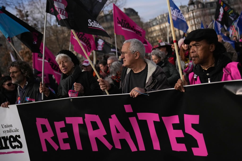 Gegen die geplante Rentenreform von Präsident Macron regt sich weiter erbitterter Widerstand. Abermals gingen Zehntausende Menschen auf die Straße.