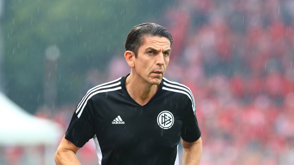 Deniz Aytekin pfeift VfL Wolfsburg gegen RB Leipzig.
