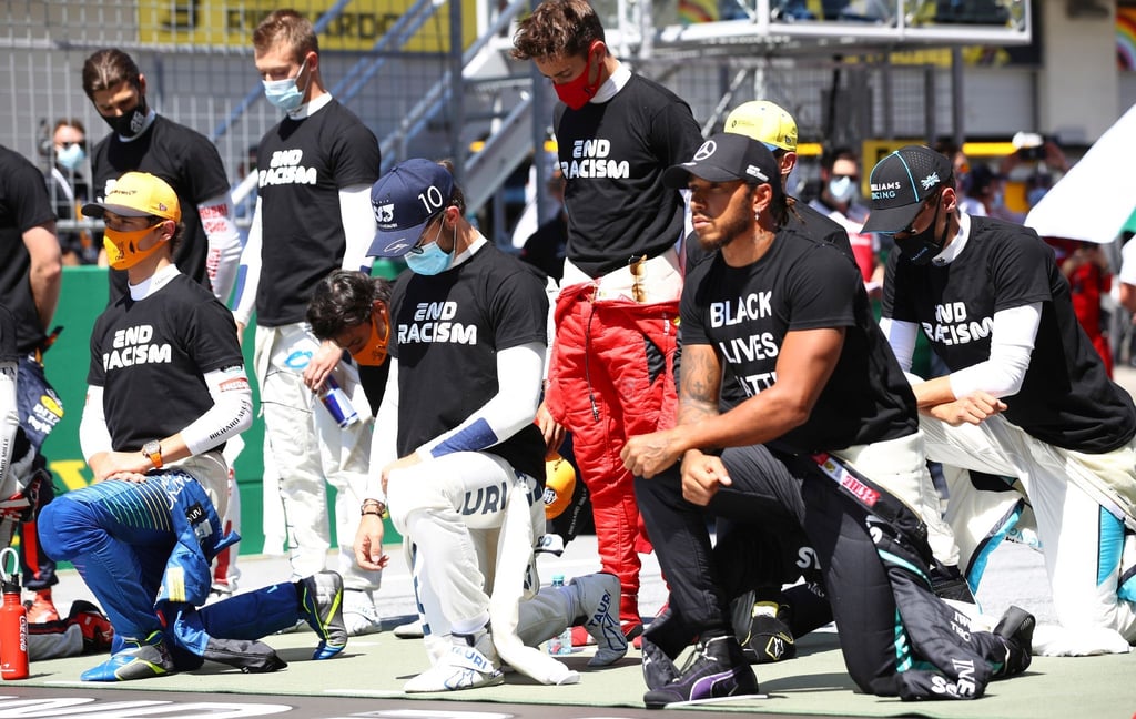 Kniefall: Lewis Hamilton (r) 2020 in Spielberg.