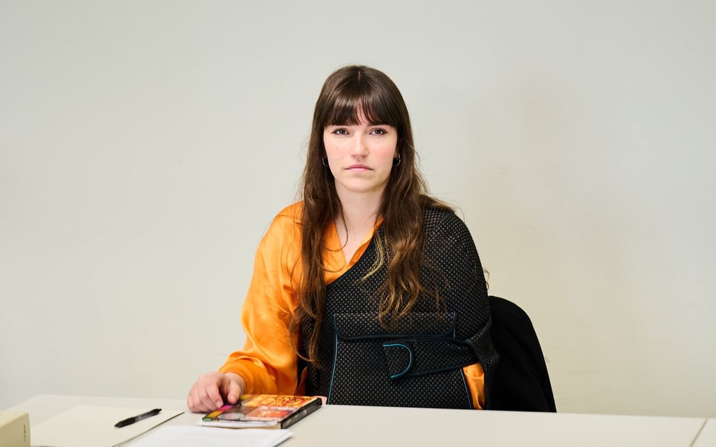 Die Sprecherin der Klimagruppe Letzte Generation Carla Hinrichs in einem Gerichtssaal in Berlin.