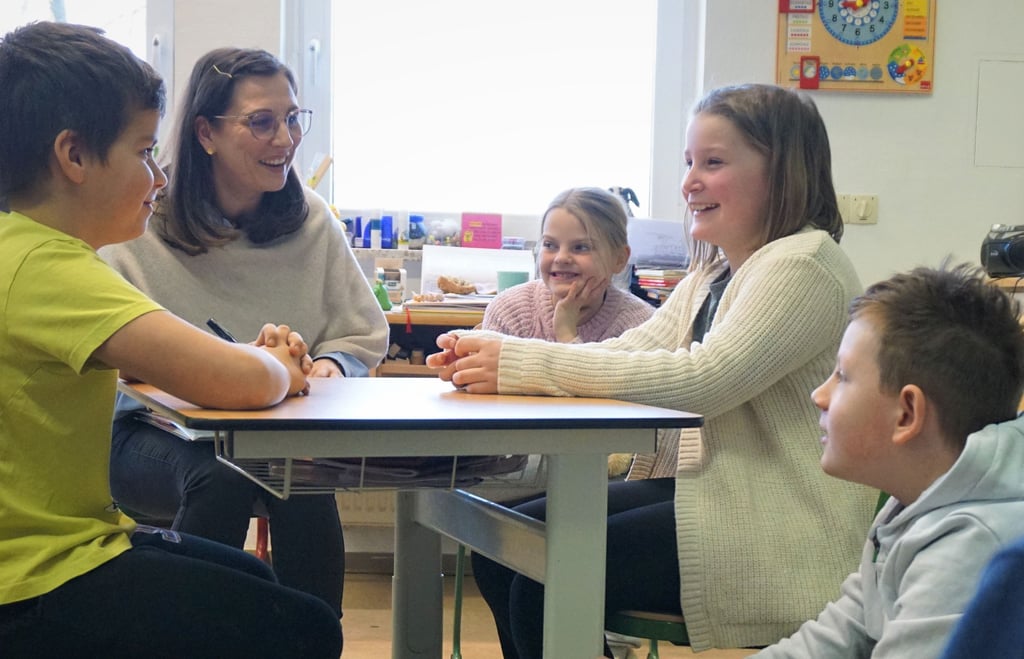 Schulsozialarbeiterin Anja Schröter in der Klasse 3B in Bad Dürrenberg: Bei Kommunikationsübungen lernen die Kinder, wie sie Missveständnisse vermeidet und Streit schlichten.