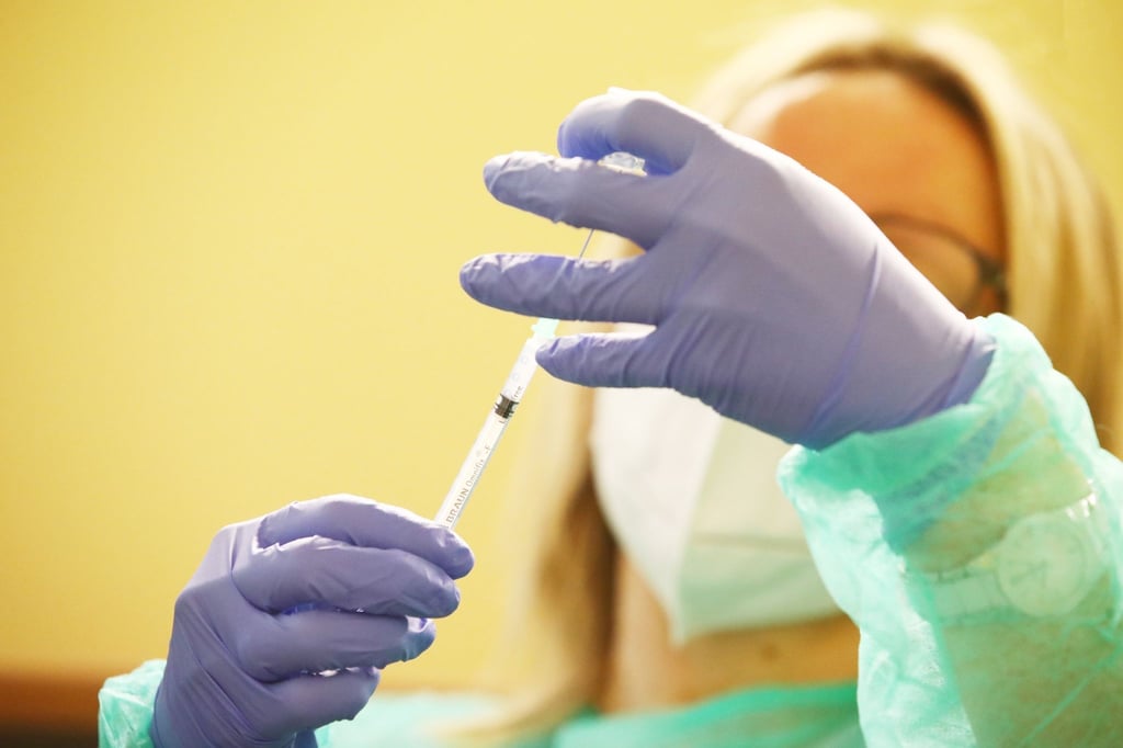 Eine Krankenschwester zieht in einem Seniorenheim in Zeulenroda-Triebes eine Spritze mit Covid-19-Impfstoff auf.