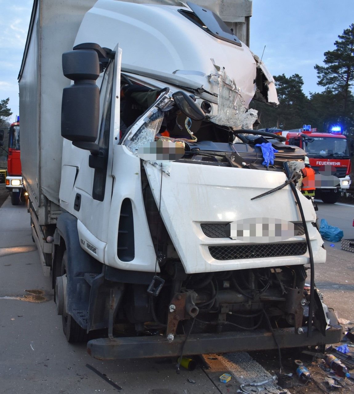 Lkw-Unfall auf der A9 bei Dessau - Fahrer schwer verletzt von Feuerwehr 