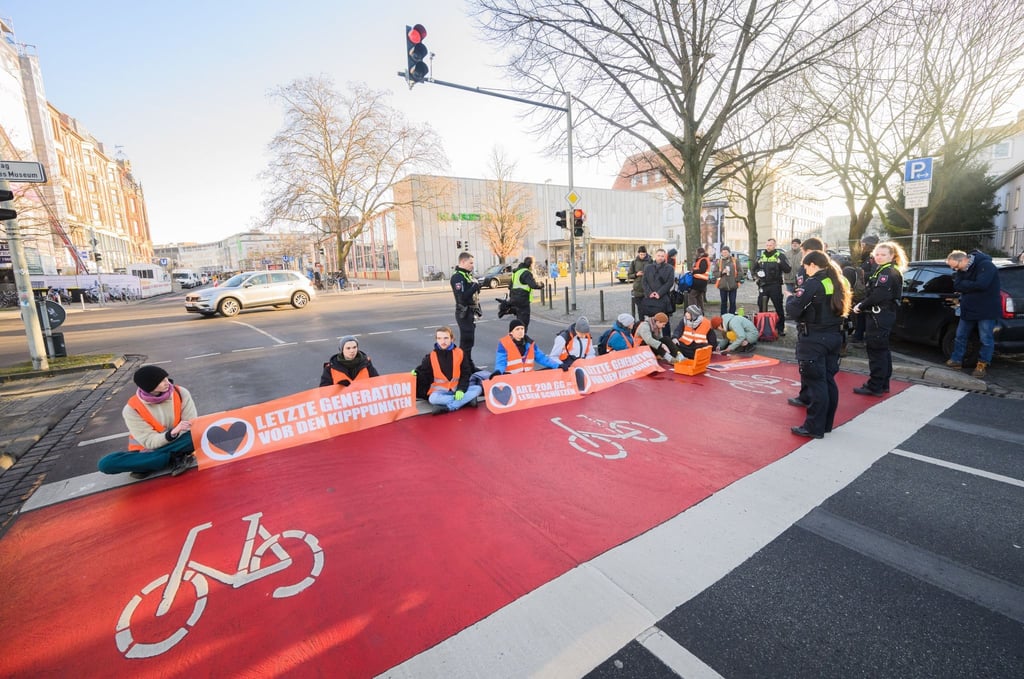 Aktivisten der Gruppierung „Letzte Generation“ haben sich in Hannover festgeklebt.