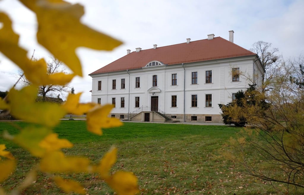 Blick auf das Schloß Großkühnau, dem Sitz der Kulturstiftung Dessau-Wörlitz.