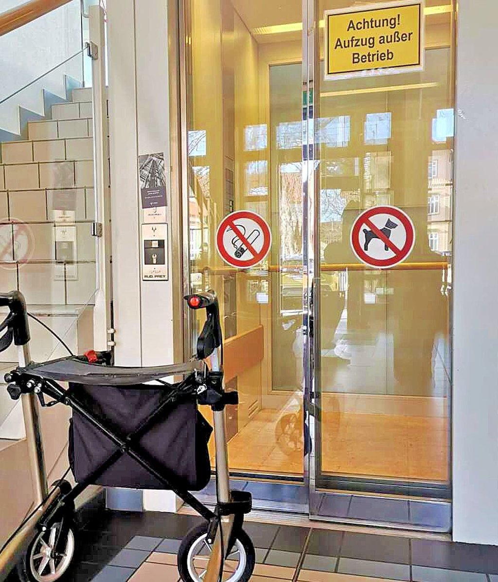 Besucher des Wernigeröder Einwohnermeldeamts dürfen den Fahrstuhl nicht allein nutzen.