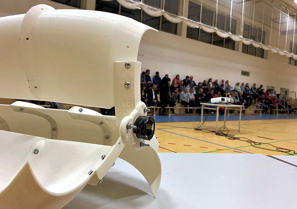 Ein Mini-Windrad aus dem 3D-Drucker wurde bei der Vorstellung des Projekts „Energieautarkes Allstedt“ in der Zweifeldhalle gezeigt.