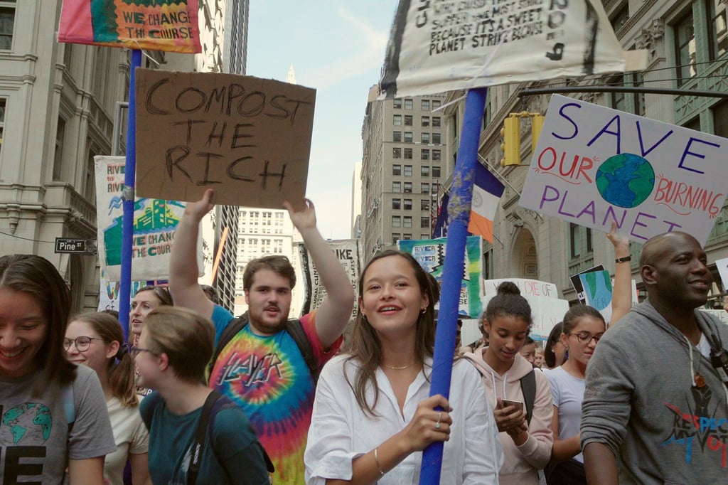 Melati Wijsen (vorne M) in einer Szene des Dokumentarfilms „Bigger than us“.