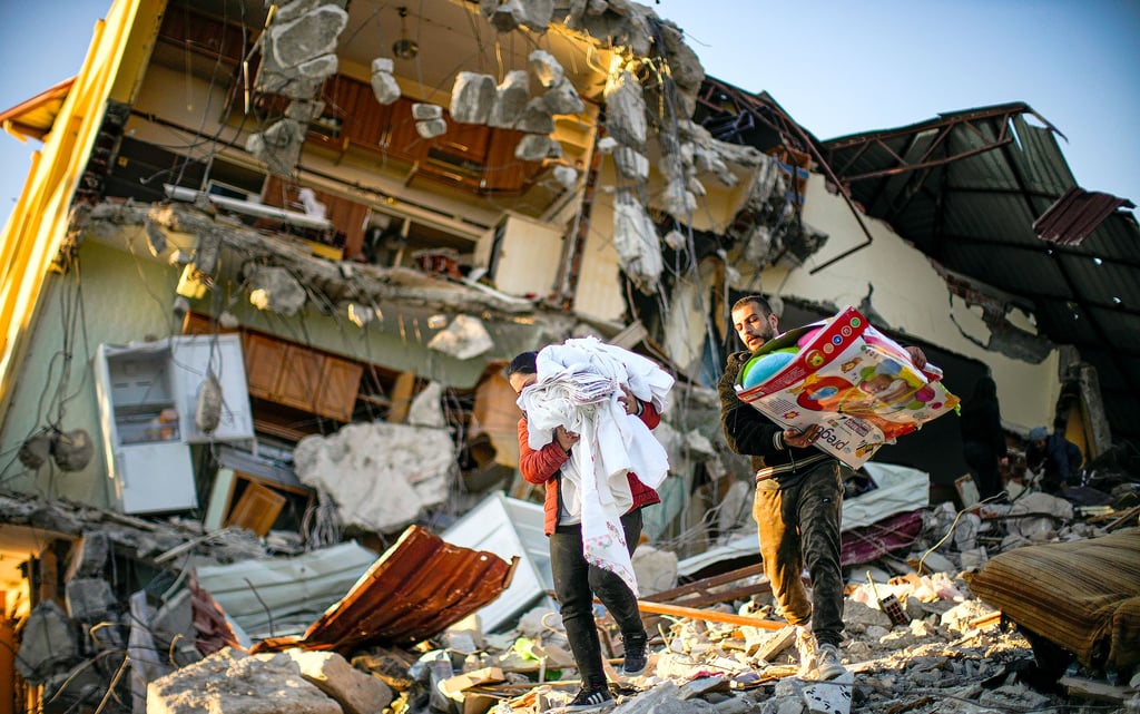 Türkei, Samandag: Bewohner entfernen ihre Habseligkeiten aus ihrem vom Erdbeben zerstörten Haus.