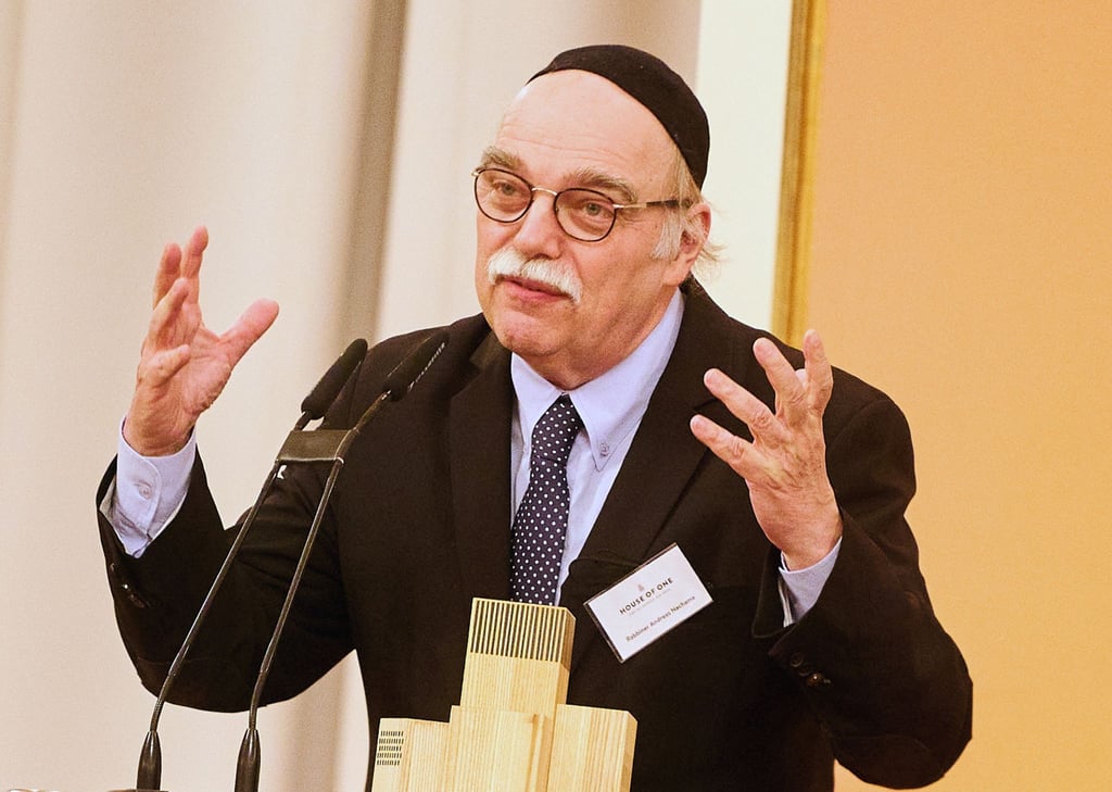Rabbiner Andreas Nachama spricht bei einem Termin.