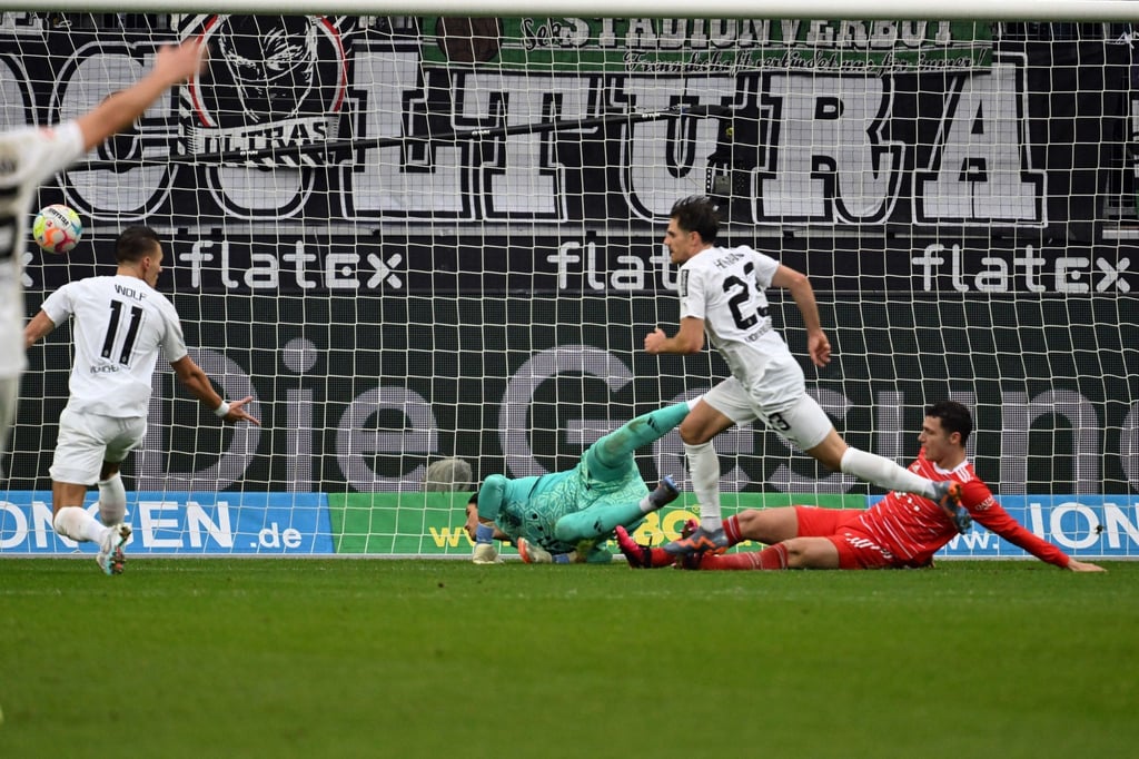 Mönchengladbachs Jonas Hofmann erzielt das 2:1 gegen den FC Bayern München.
