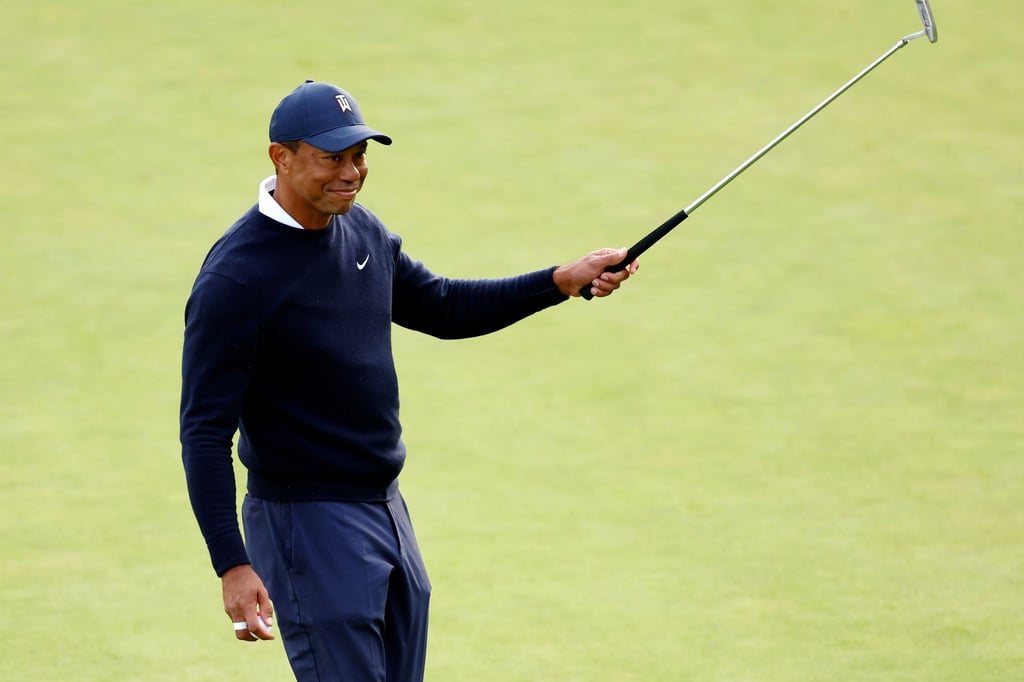 Golf-Profi Tiger Woods bedankt sich bei den Zuschauern nach einem Birdie-Putt am 18. Loch.