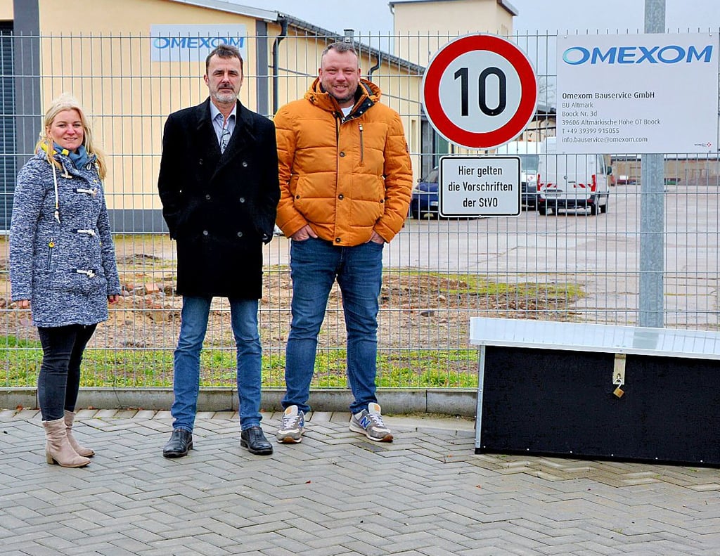 Der Omexom-Standortleiter Stefan Köster (r.) stellte die Umweltinitiative am Freitag der Seehäuser Wirtschaftsförderin Lisa Wille und Verbandsgemeindebürgermeister Rüdigker Kloth vor. Beide begrüßen die Aktion, die die Kommune nicht stemmen könnte.