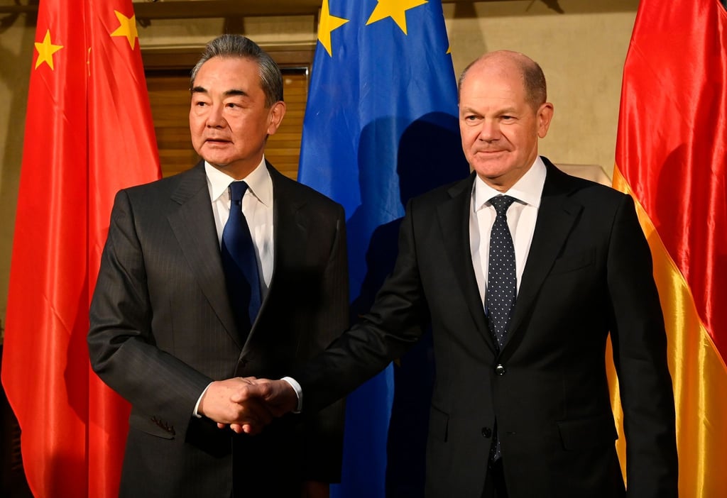Chinas oberster Außenpolitiker Wang Yi (l) und Bundeskanzler Olaf Scholz trafen sich am Rande der Münchner Sicherheitskonferenz.