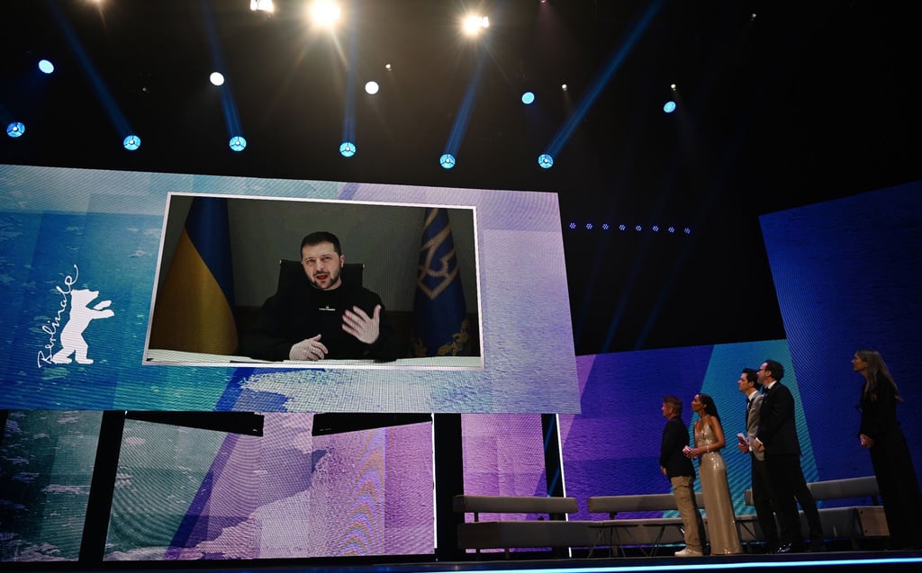 Wolodymyr Selenskyj, Präsident der Ukraine, spricht per Video-Leinwand zu den Besuchern der Eröffnung der Berlinale. Als erster Film wird die Komödie „She came to me“ gezeigt.