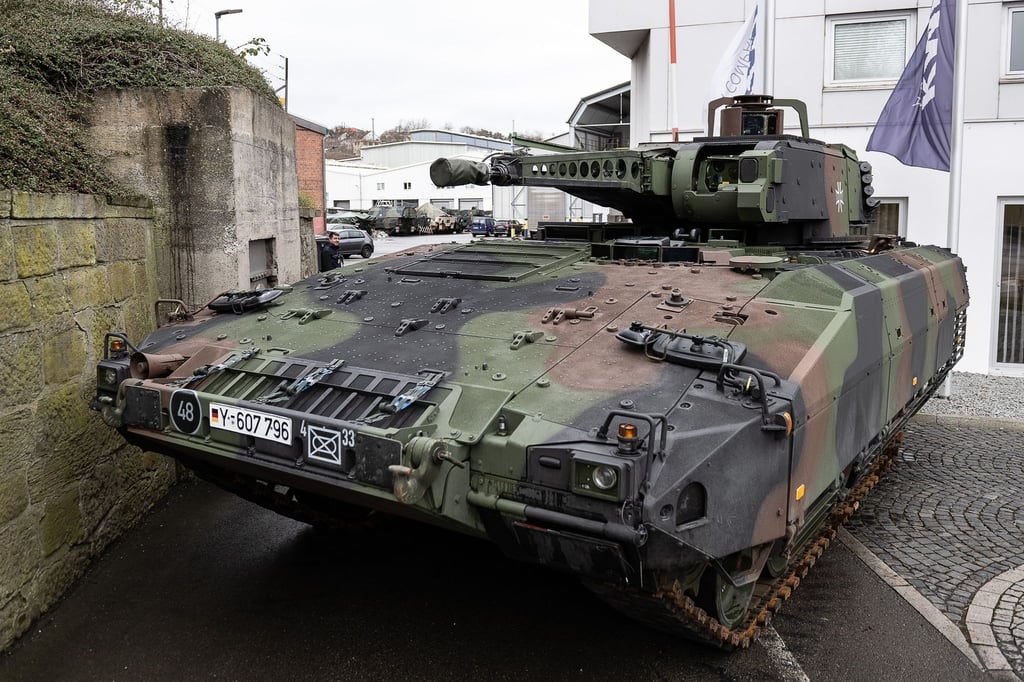 Ein vor Ort produzierter Schützenpanzer „Puma“ steht am Eingang des Rüstungsunternehmens Krauss-Maffei Wegmann in Kassel.