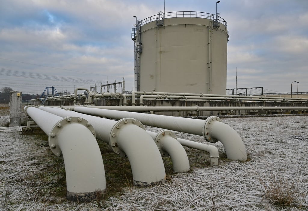 Ein riesiger Tankbehälter steht auf dem Gelände des Gasturbinenkraftwerks des Energiekonzerns LEAG.