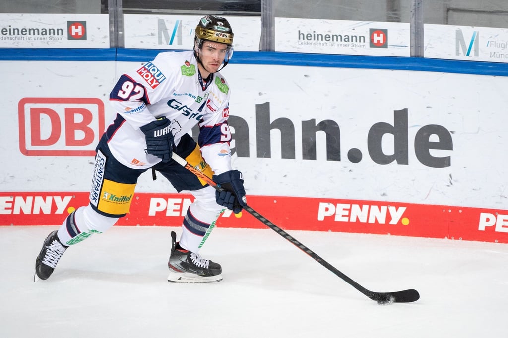 Marcel Noebels von Berlin spielt den Puck.